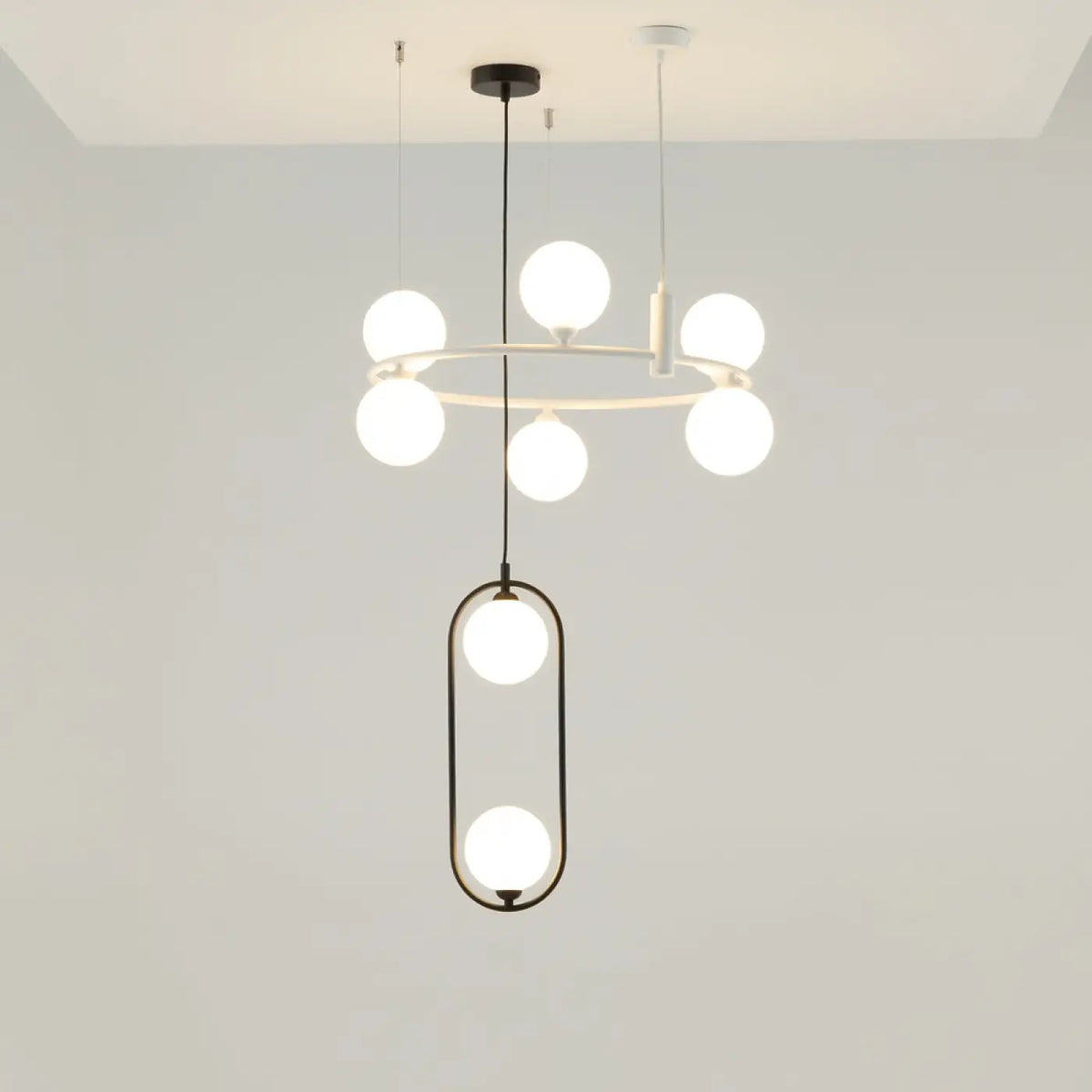 Détail des globes en verre de la suspension à deux globes blanche