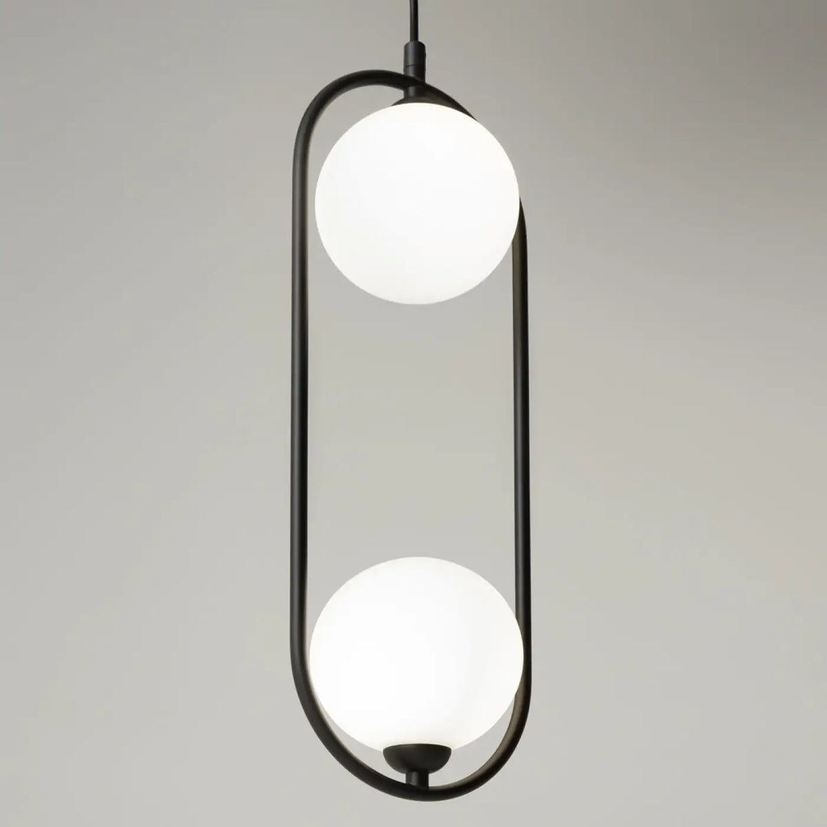 Suspension à deux globes verticale éclairant doucement une chambre