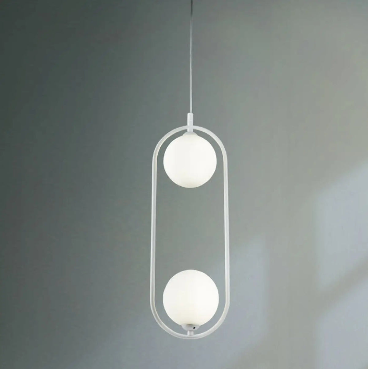Détail des globes en verre de la suspension à deux globes blanche, vue 15