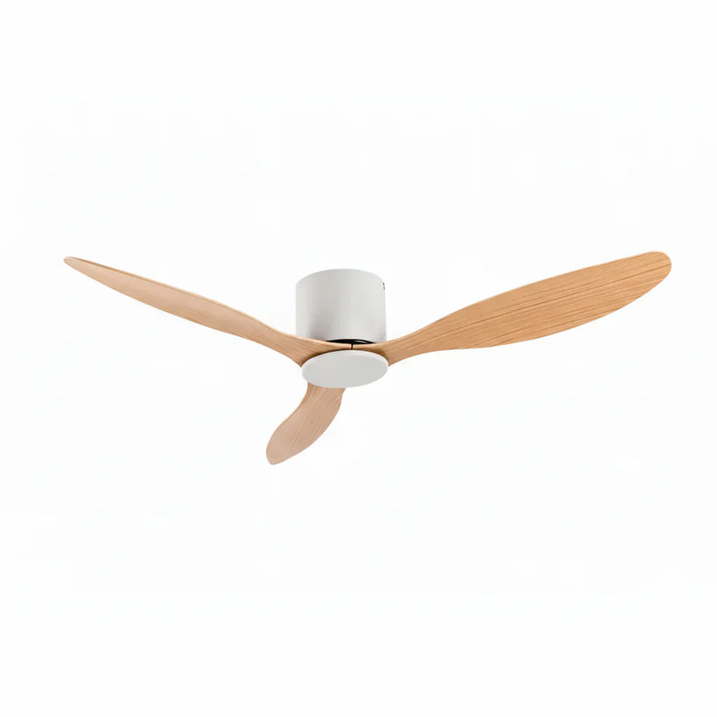 Plafonnier Ventilateur Silencieux Bois Clair et Blanc installé dans un salon