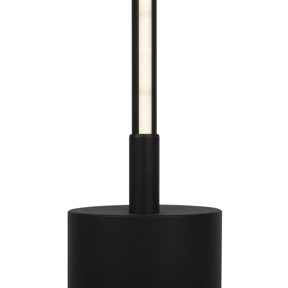 Lampadaire LED tube noir installé près d'un canapé contemporain