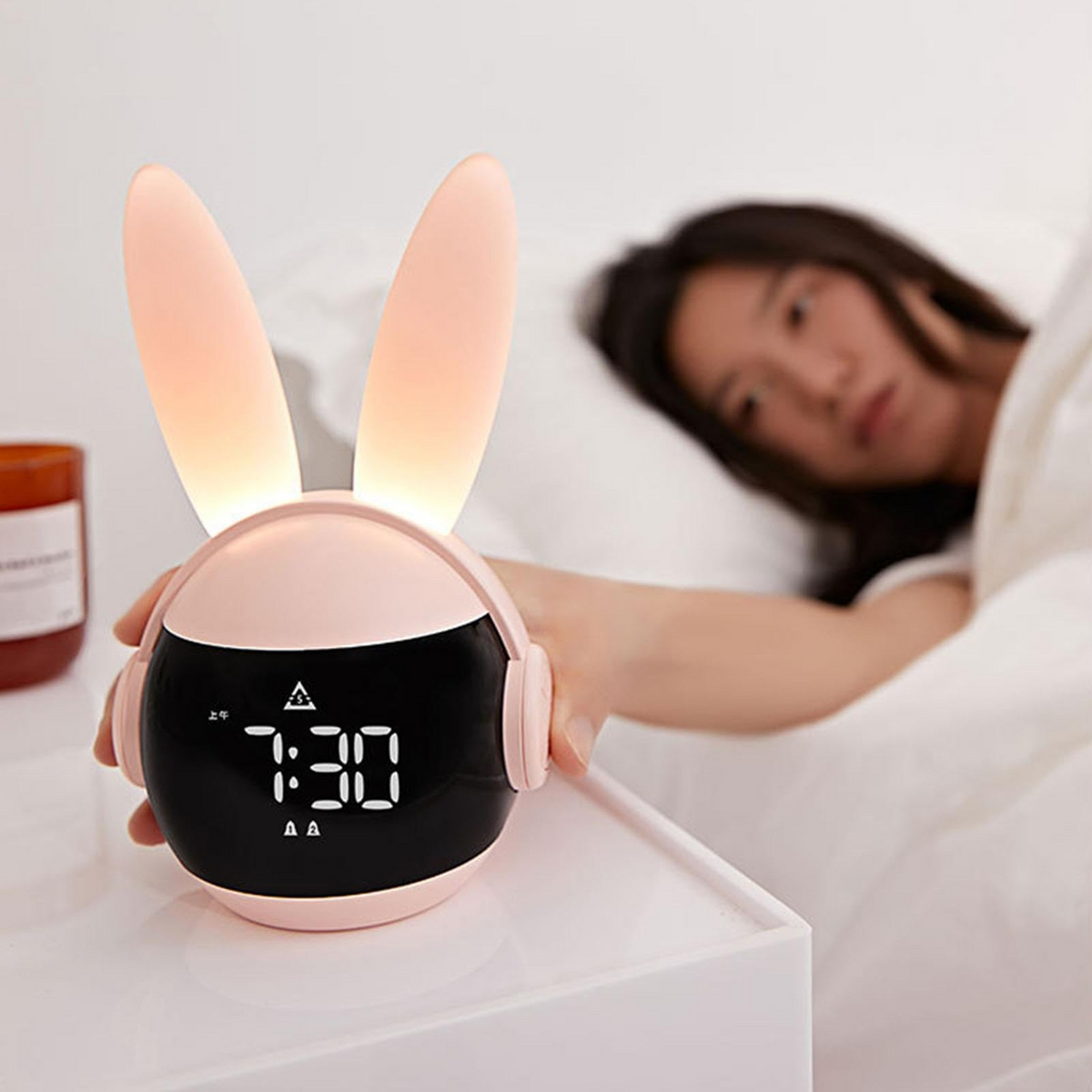ZORA - Réveil Lapin Enfant avec Lumière Irisée et Musiques Lumio™