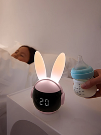 ZORA - Réveil Lapin Enfant avec Lumière Irisée et Musiques Lumio™
